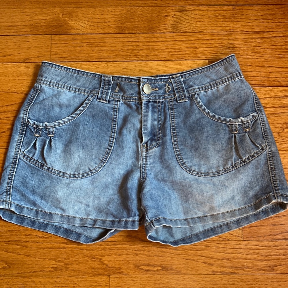 Unionbay blue jean shorts. Size 5.